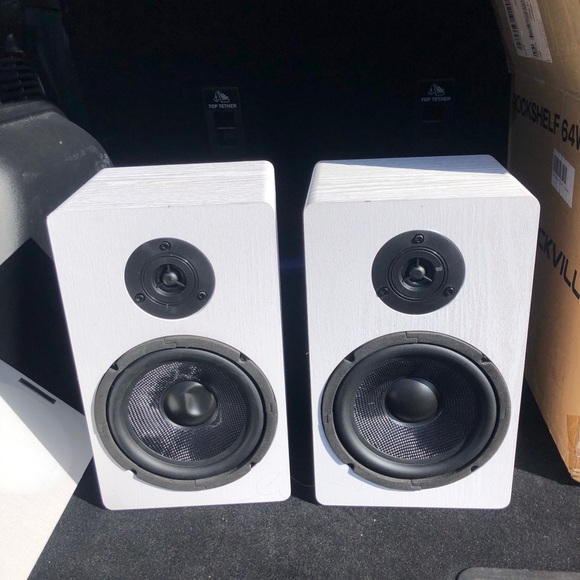 White bluetooth speakers - Picture 1 of 6